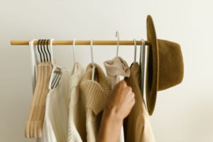 Cómo construir un armario cápsula básico y funcional