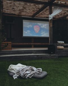 Cómo organizar una noche de cine acogedora en casa