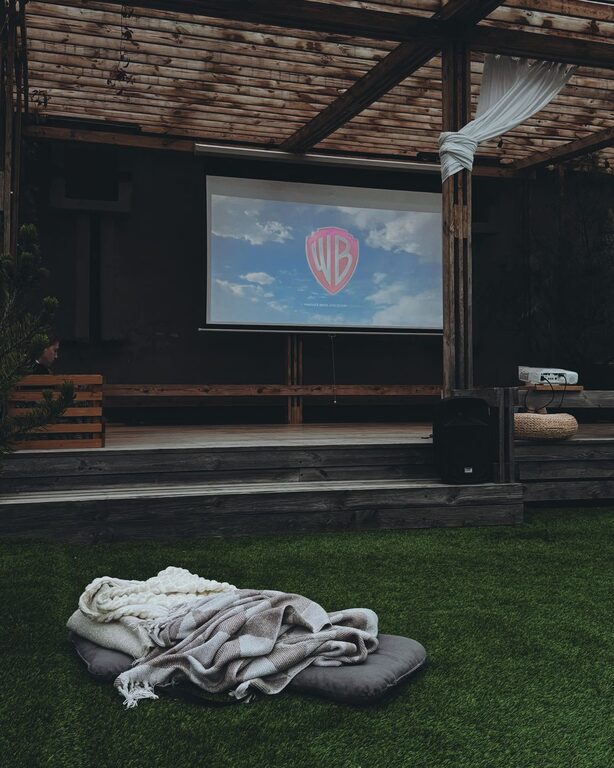 Cómo organizar una noche de cine acogedora en casa